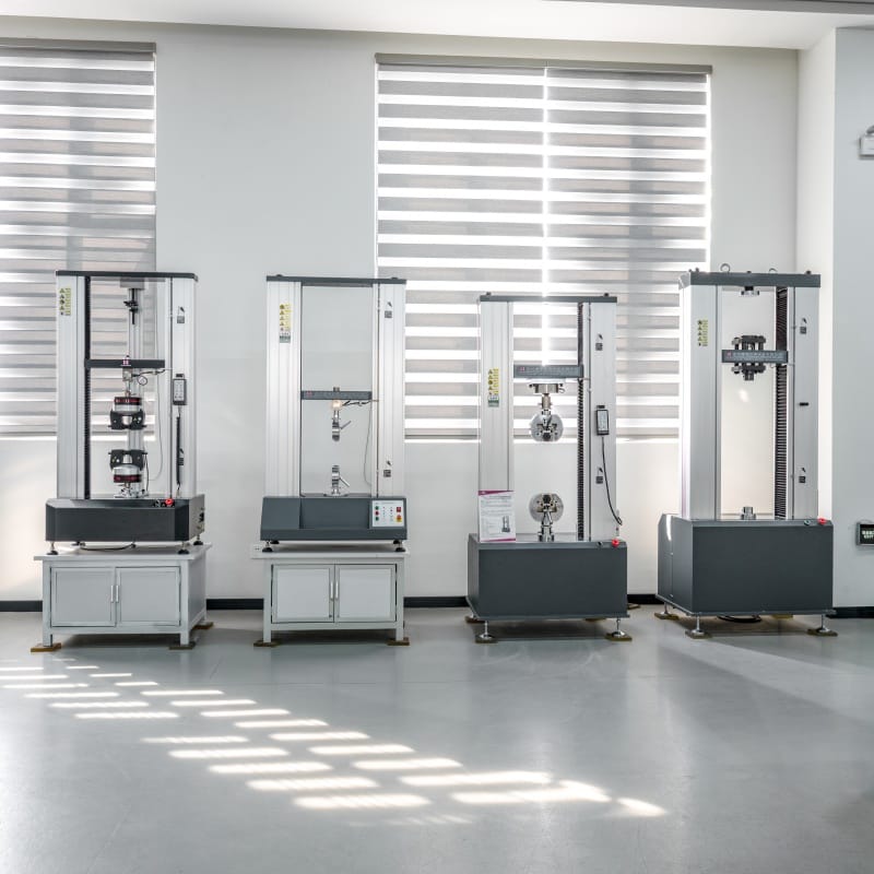 Salle d'exposition — machines d'essai universelle